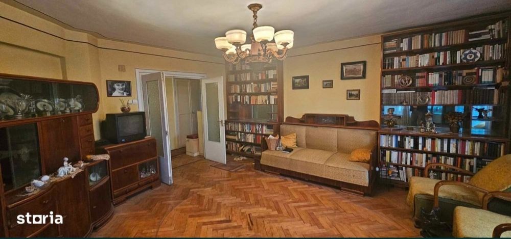 Mobilier vechi bibliotecă
