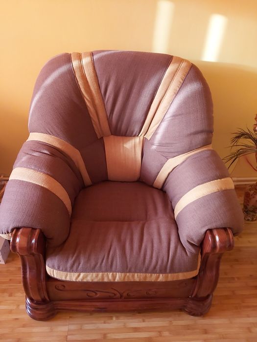 Vand set canapea cu două fotolii,lemn masiv.,culoare maro