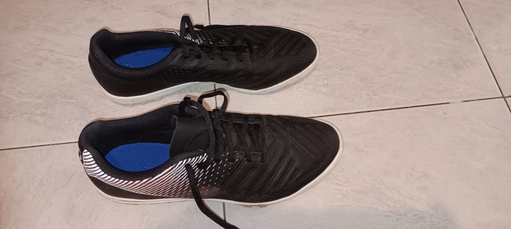 Спортни обувки за футбол и лека атлетика