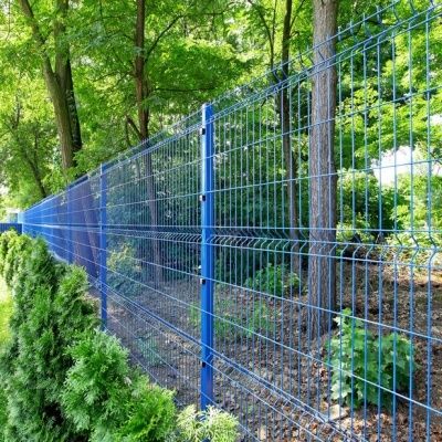 Meșter la garduri din plasă bordurata