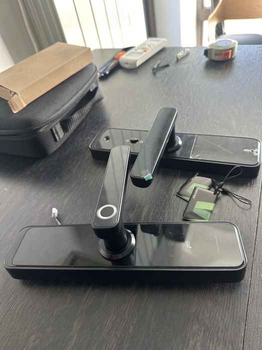 Yala smart inteligenta cu amprenta, card si ecran tactil