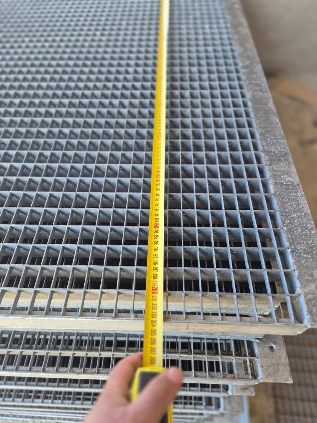 Vindem grătare zincate galvanizate la ori ce dimensiuni se debitează ș