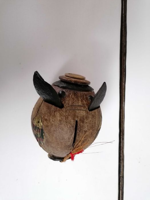 Дядо Коледа в златни одежди, касичка от кокосов орех