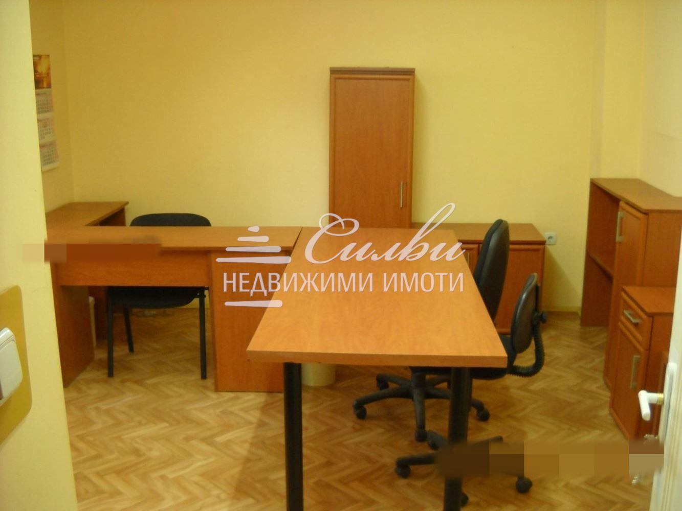 Отдава се под наем офис с ДВОР – кв. Център!