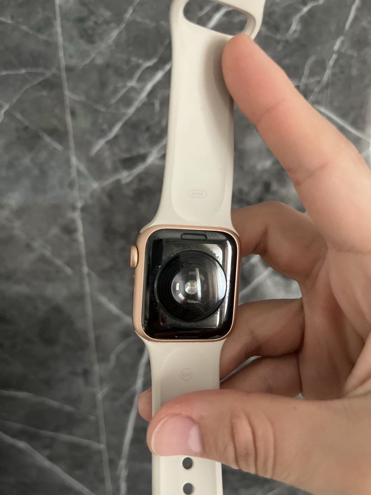 Продается Apple watch SE