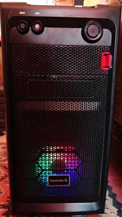 Продавам геймърски десктоп компютър.