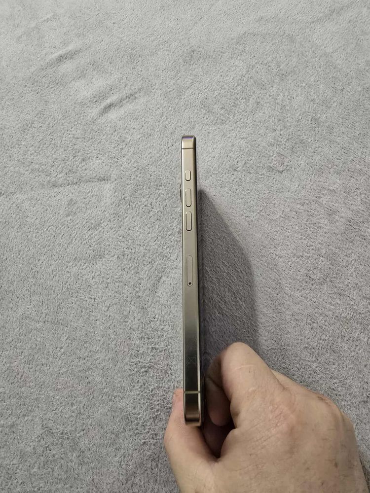 Продавам iphone 16 pro max 256 gb Desert Titanium