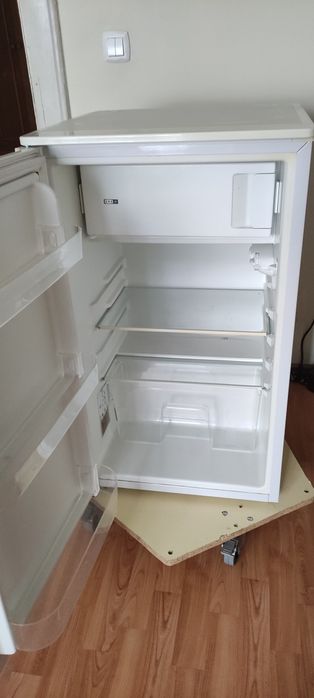 Frigider în perfectă stare de funcționare, ideal pentru spatii mici