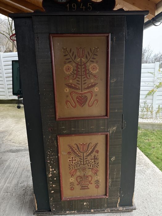 Dulap vechi din lemn de brad