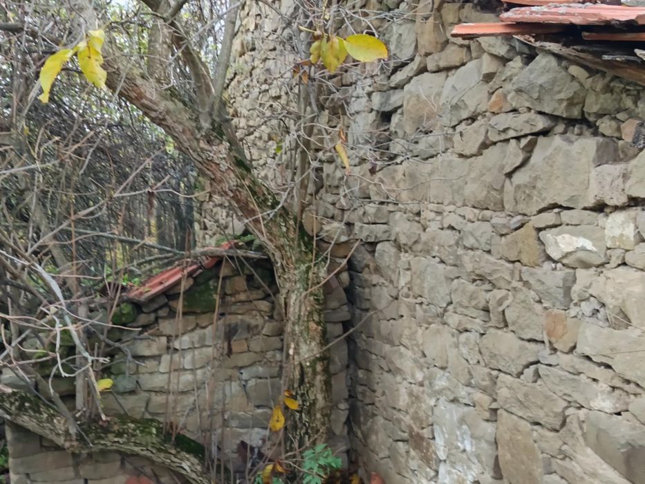 Продавам дялан камък 30/40 кубика на цена  300лв.