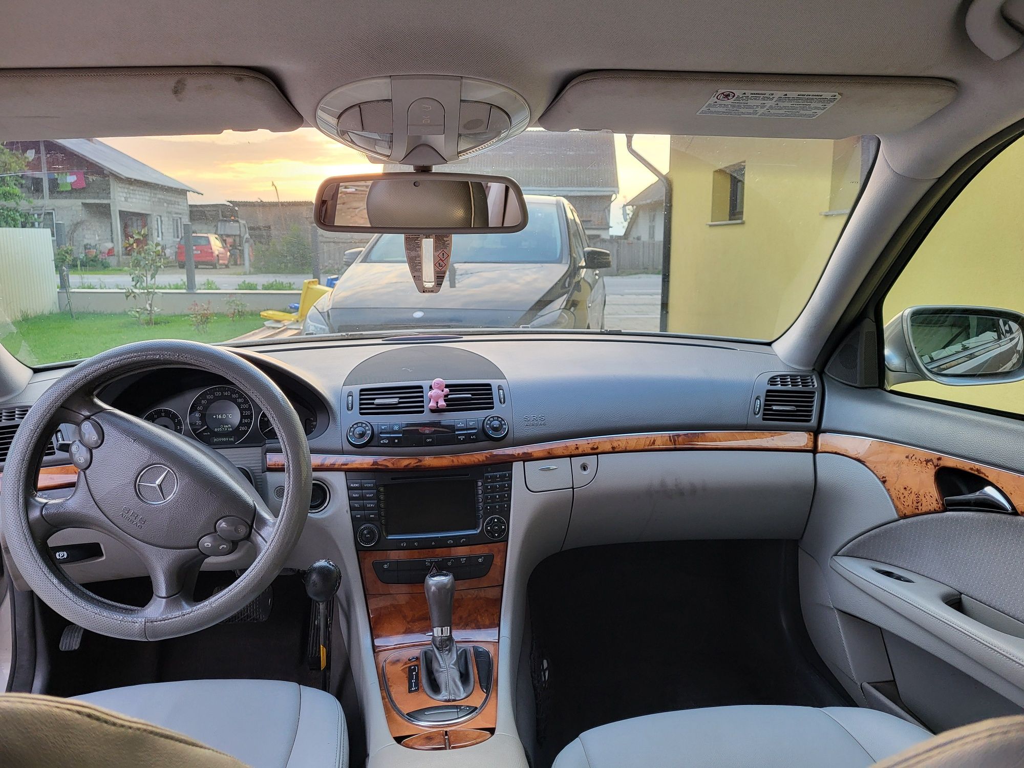 Vând mercedes e-class