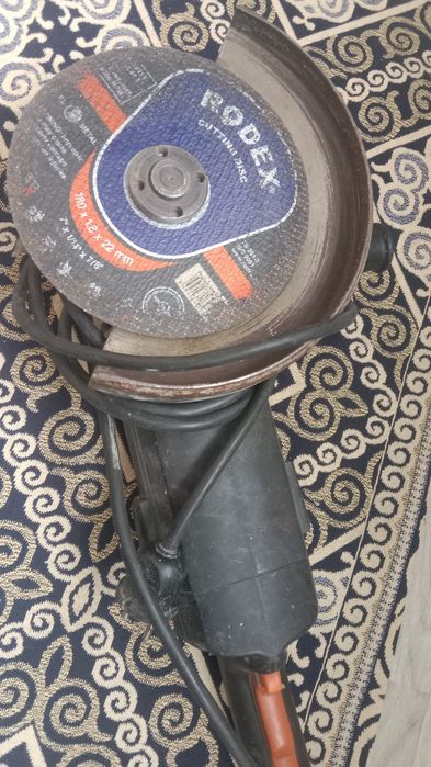 Болгарка без стопора с двумя ключами