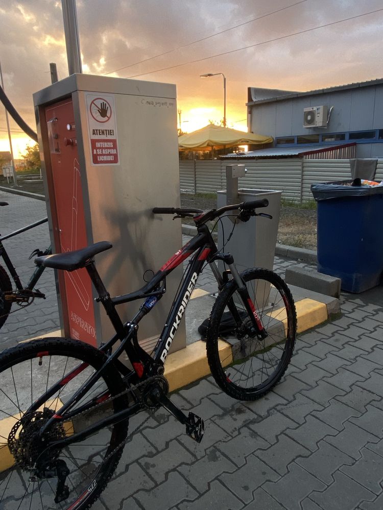 Vând bicicleta full suspension