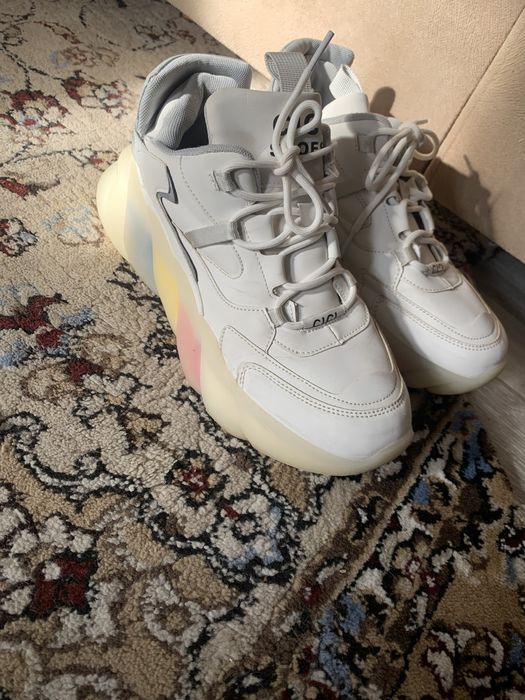 Продам кроссовки