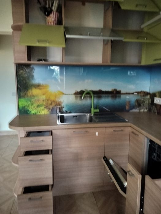 Ъглова кухня с вградени уреди