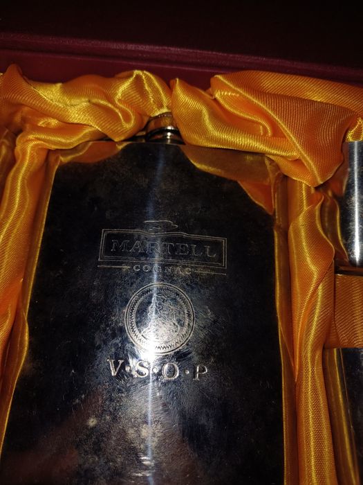 Vând sticluță de buzunar cu 4 paharele