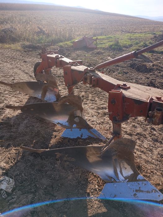 Vând. plug Krone cu trei trupițe