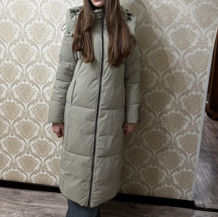 Продам пуховик длинный прямой с капюшоном