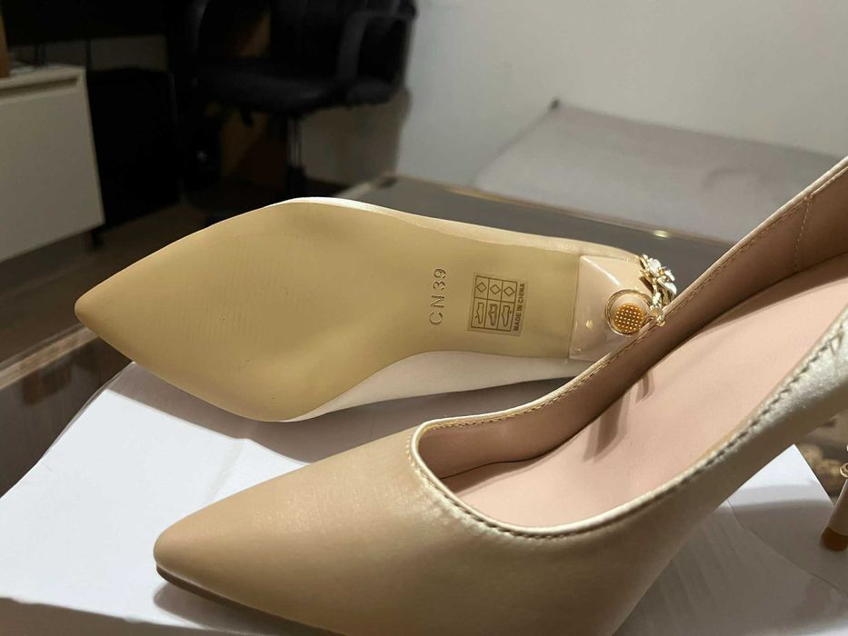 Обувки на висок ток