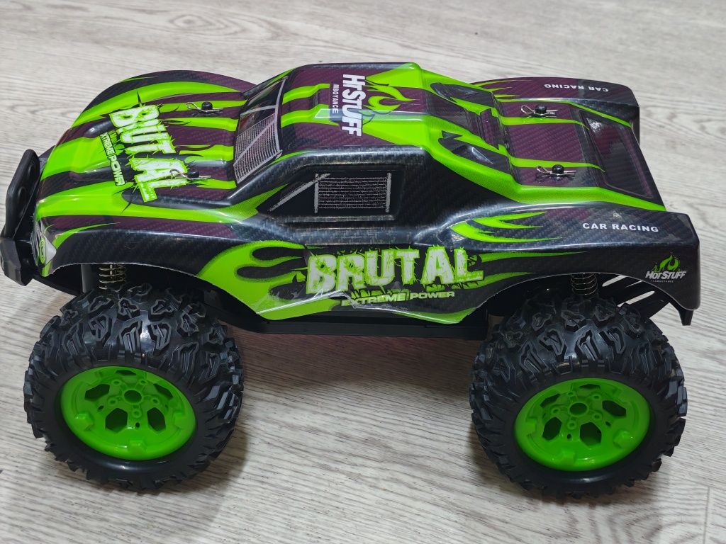 Продаётся SNEAK rasing car. Машина радио управлением час 25км. 8+