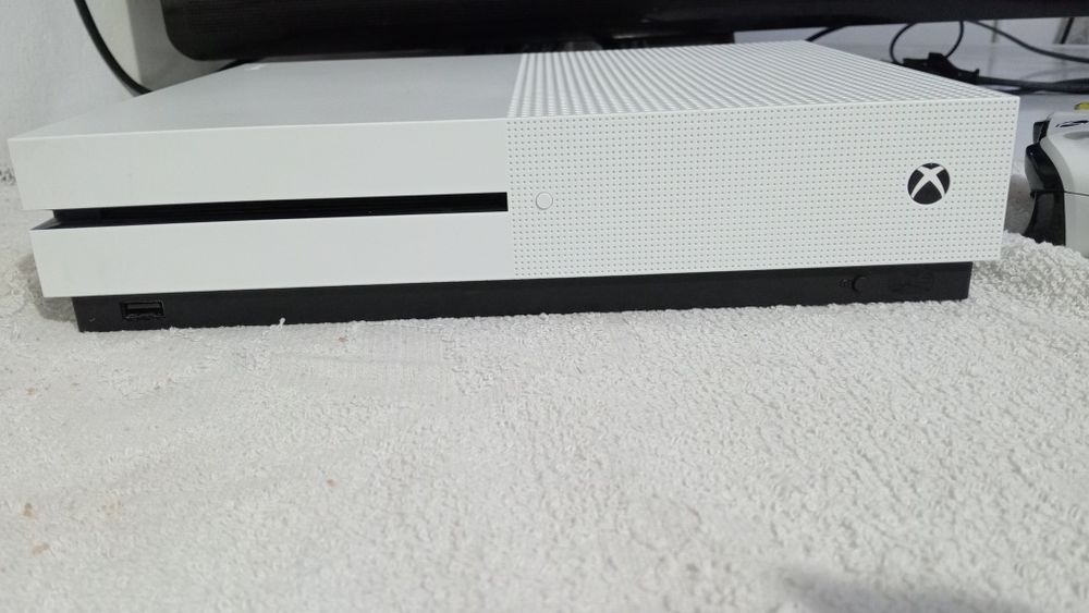 Vînd Xbox one s de 1tb sau schimb cu telefon iPhone sau trotineta elec