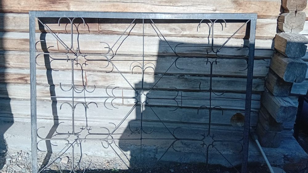 Решетки черные..