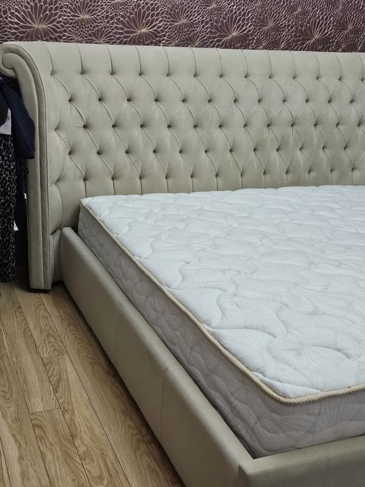 Продам двухспальную кровать с хорошим, качественным матрасом,