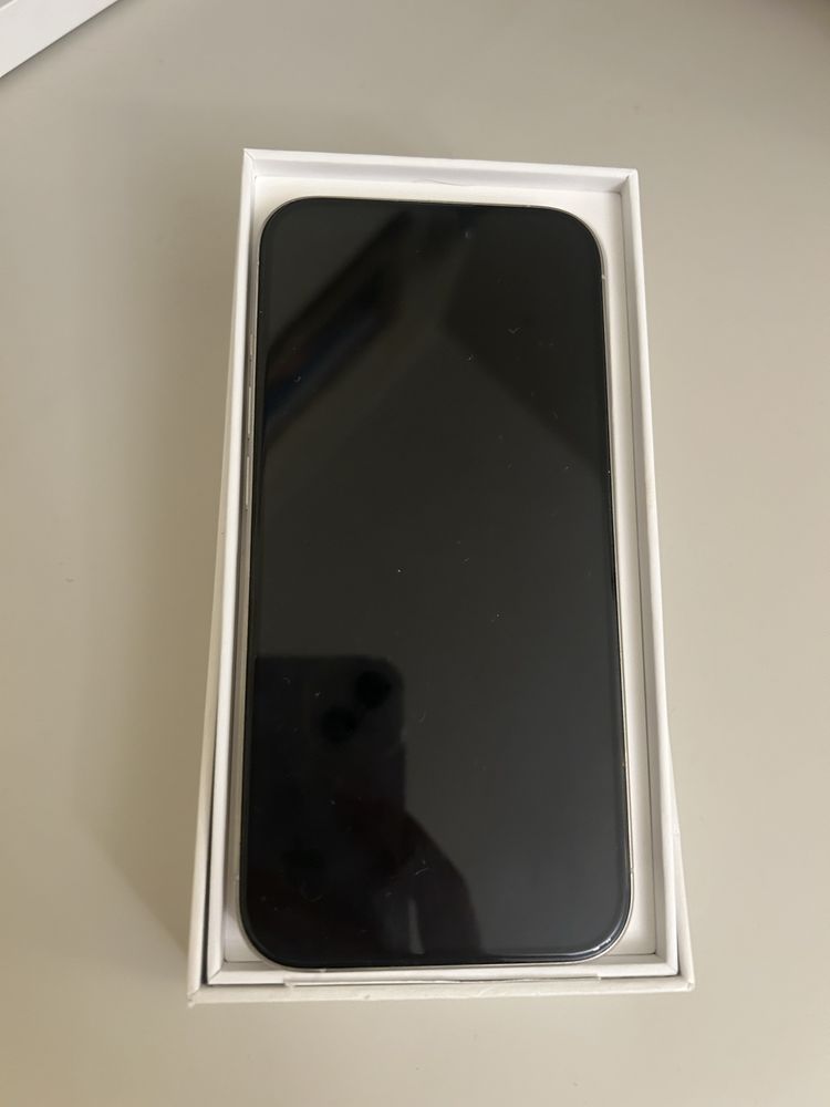 Vand Iphone 15 pro 128gb neverlocked - aspect ca nou