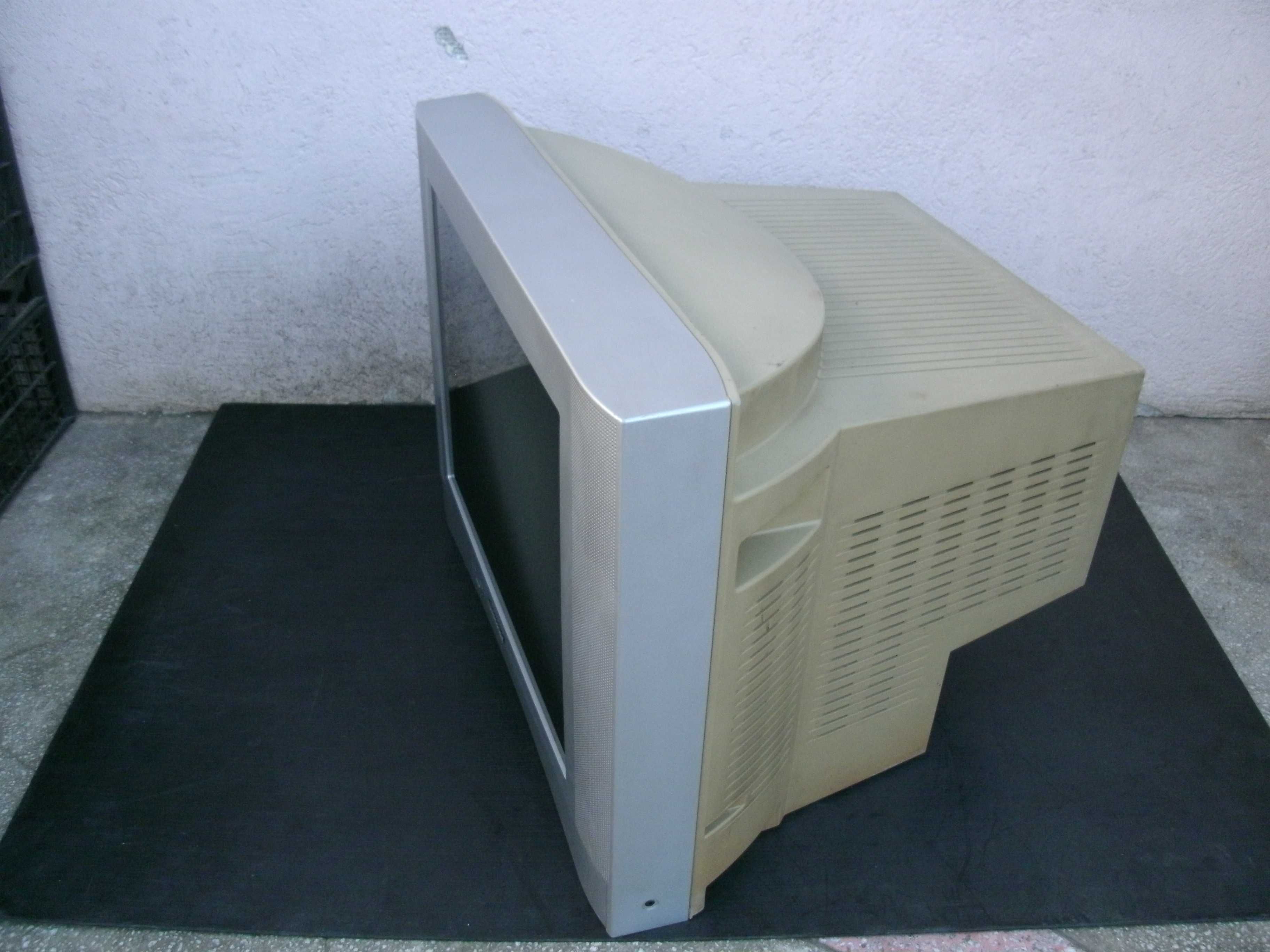 Televizor cu ecran plat de 54 cm