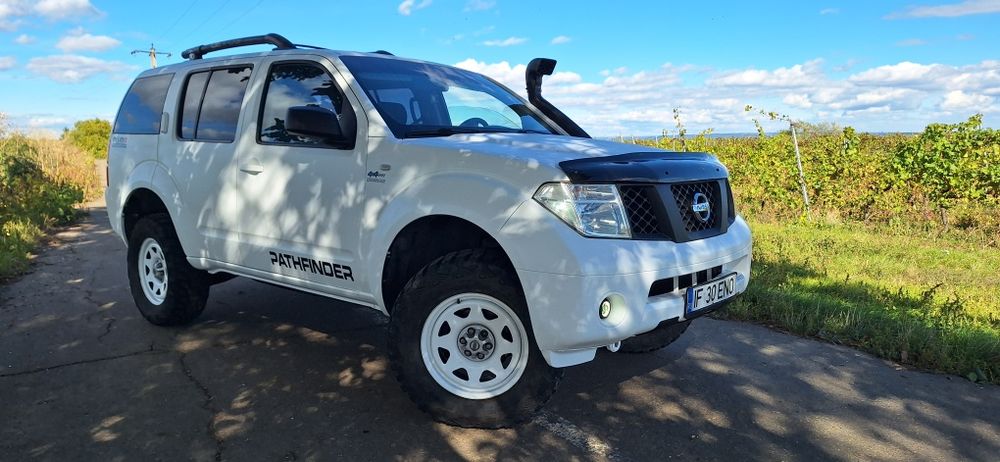 Nissan pathfinder (ca un patrol:) off road 4x4