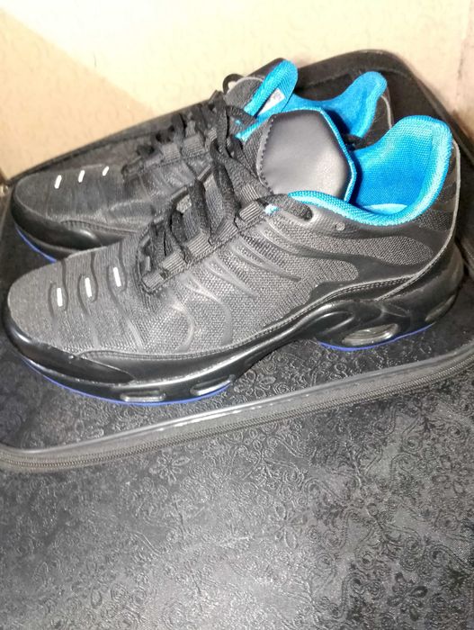 Продам новые  мужские кроссовки.
