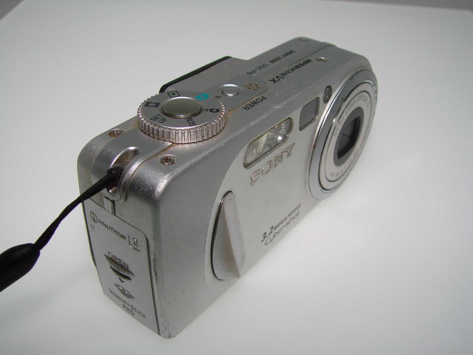 Sony Cybershot DSC-P8 Компактен фотоапарат Ретро Класика, 3.2MP