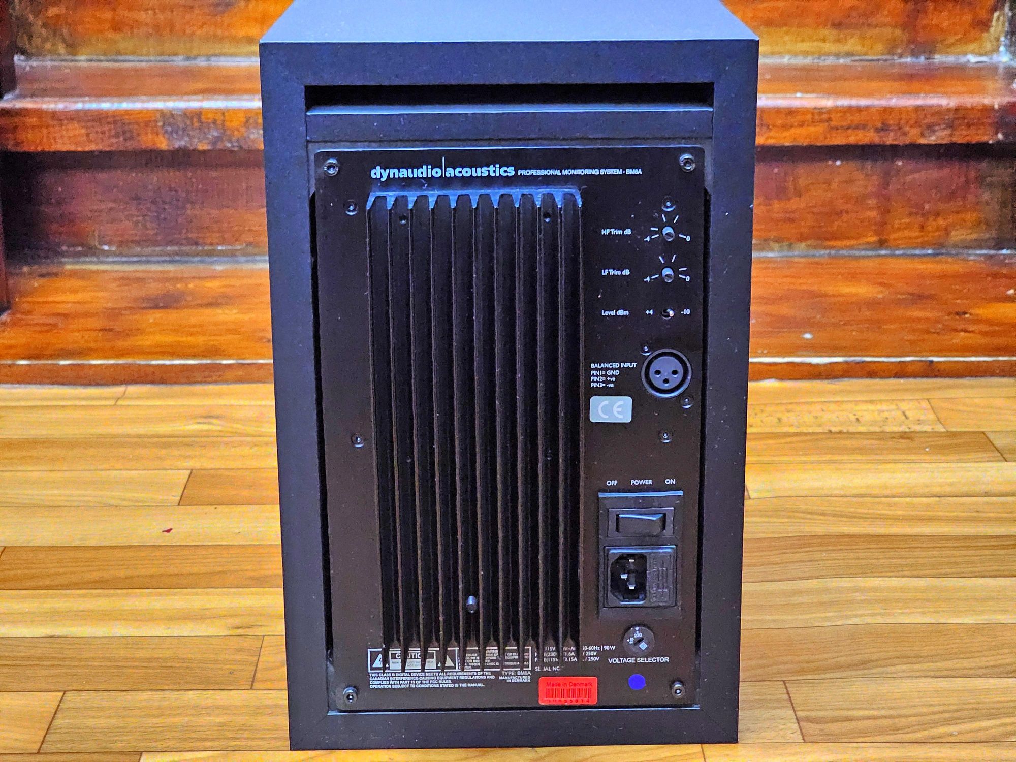 Один студийный монитор DYNAUDIO BM6A