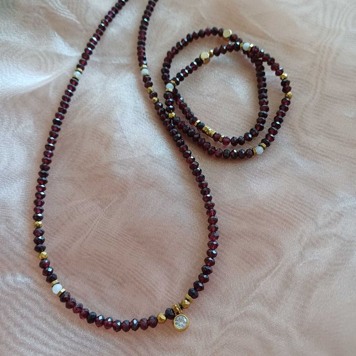 Бижута от естествени камъни–сет от колие и две гривни /гранат,хематит/