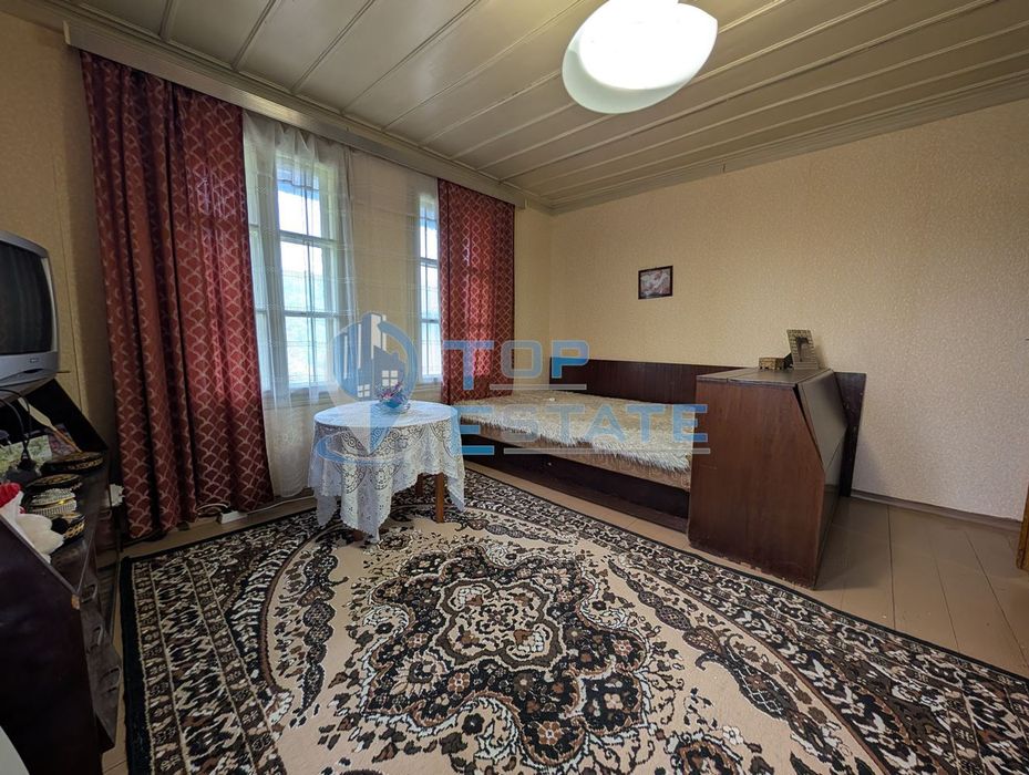 Двуетажна автентична къща с голям двор в село Лесичарка