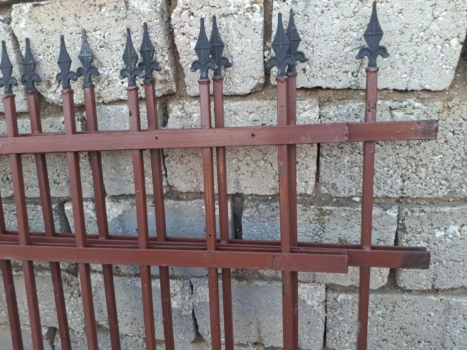 Vând 2 buc panouri gard lung.2.30m inaltime 1.50m