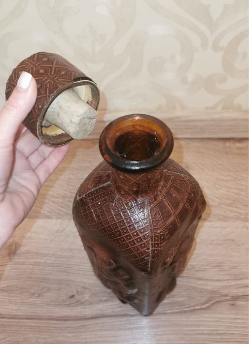 Антикварна бутилка релефна гарафа покрита с естеств. кожа Дон Кихот