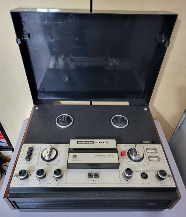 De vânzare casetofon jvc si doua magnetofon.