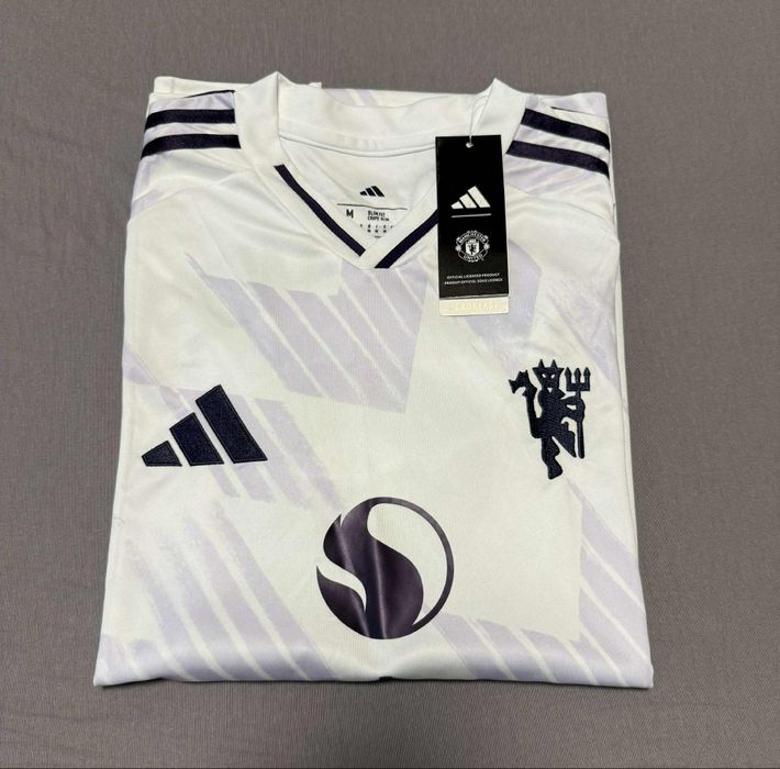 Футболни екипи на Manchester United. Трите от сезон 2025/2026.