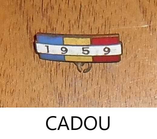 Vând lot 2 insigne „Asociația pensionarilor Petroșani” + cadou