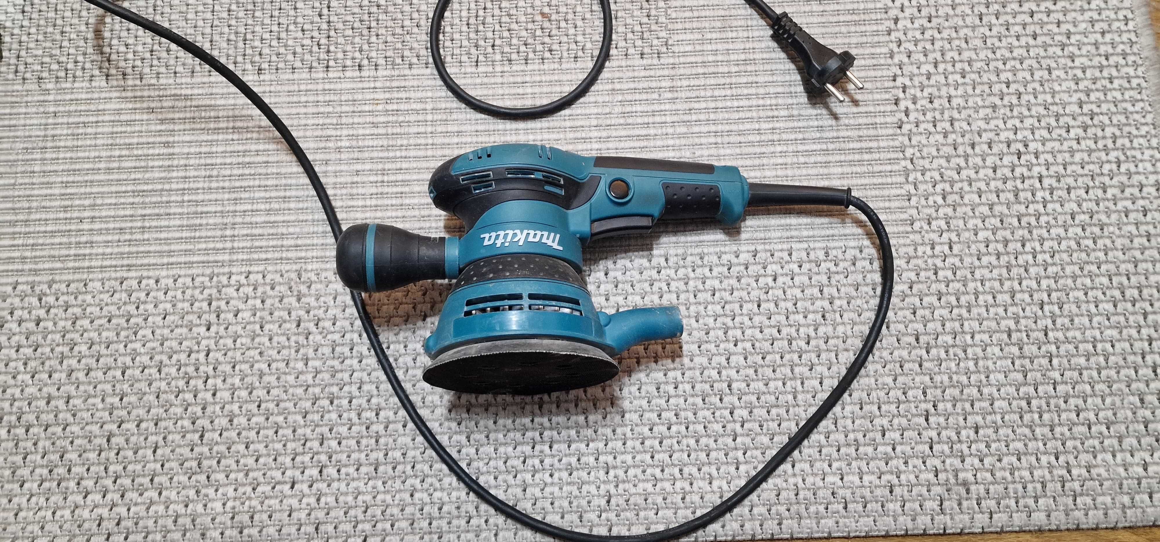 Makita BO5041, 300 W, 125 mm + Makita MAKPAC TIP2 + 50 discuri P150