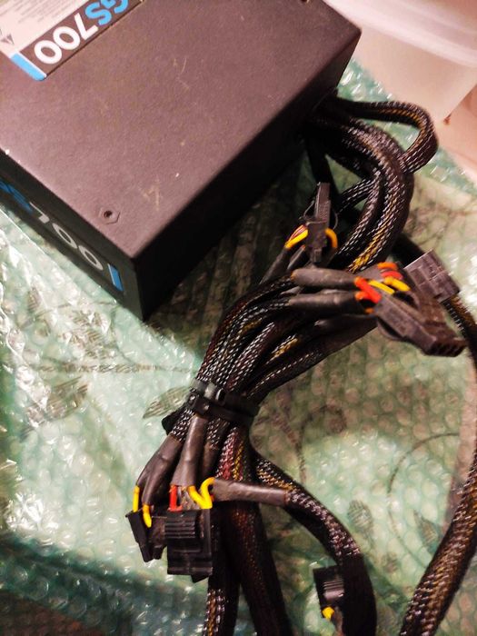 Corsair 700w , Bronze 85+  pret fix