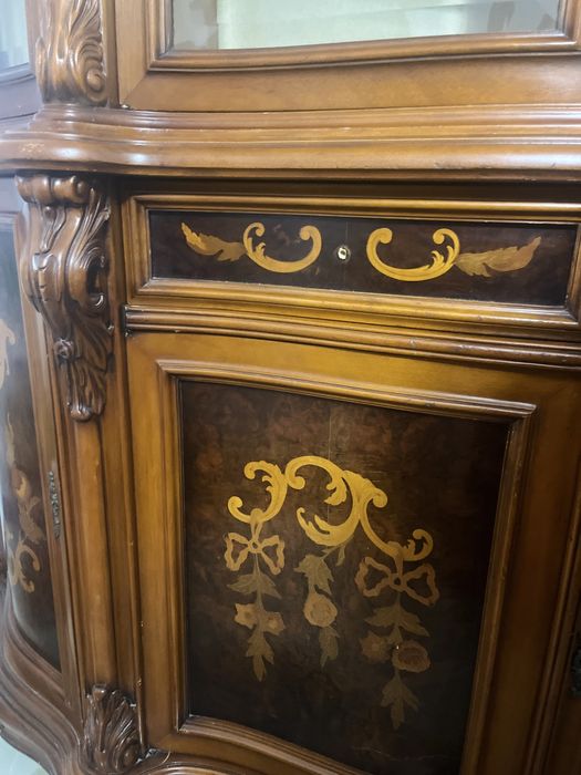 Vând  vitrina lemn masiv usor negociabilă