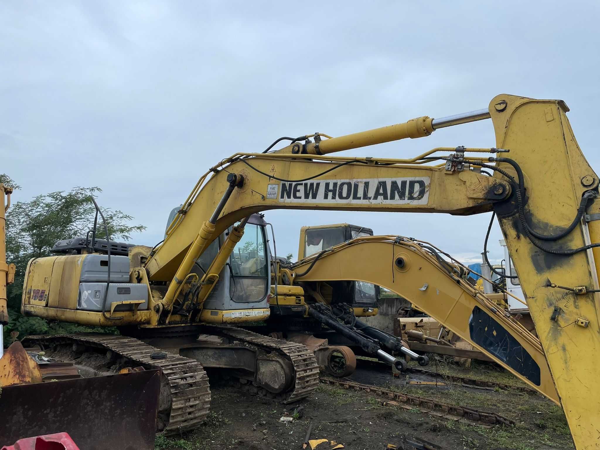 Dezmembrez excavator New Holland E 195 B , an 2008