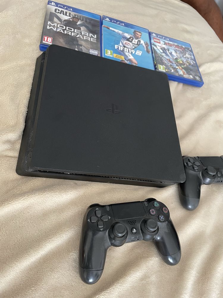 PlayStation 4 cu 2 manete și 3 jocuri