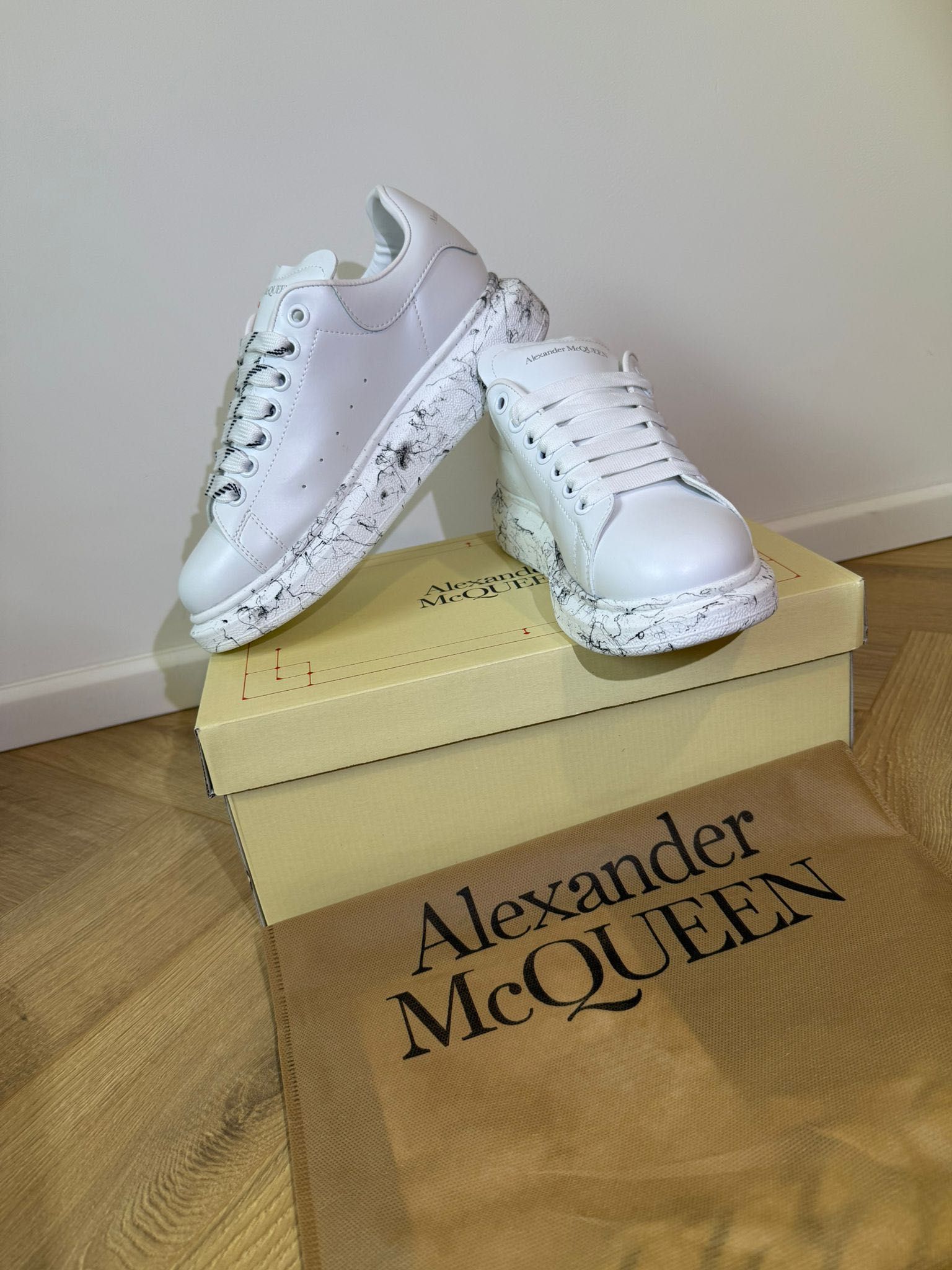 Adidasi Alexander M c Q u e e n Graffiti Edition