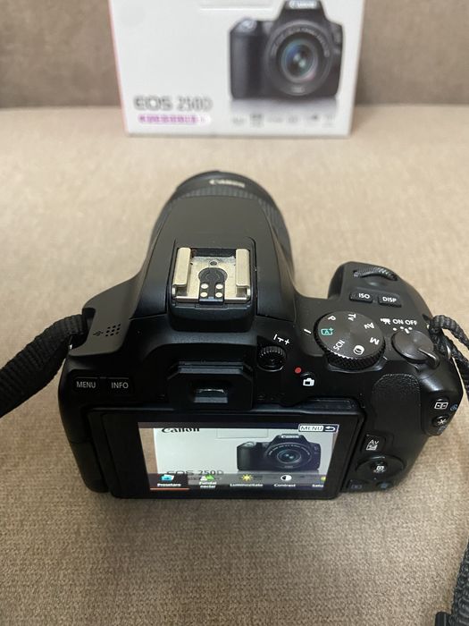Canon Eos 250D 4K obiectiv 18:55 EF-S Impecabil ,sub 5000 cadre,ca nou
