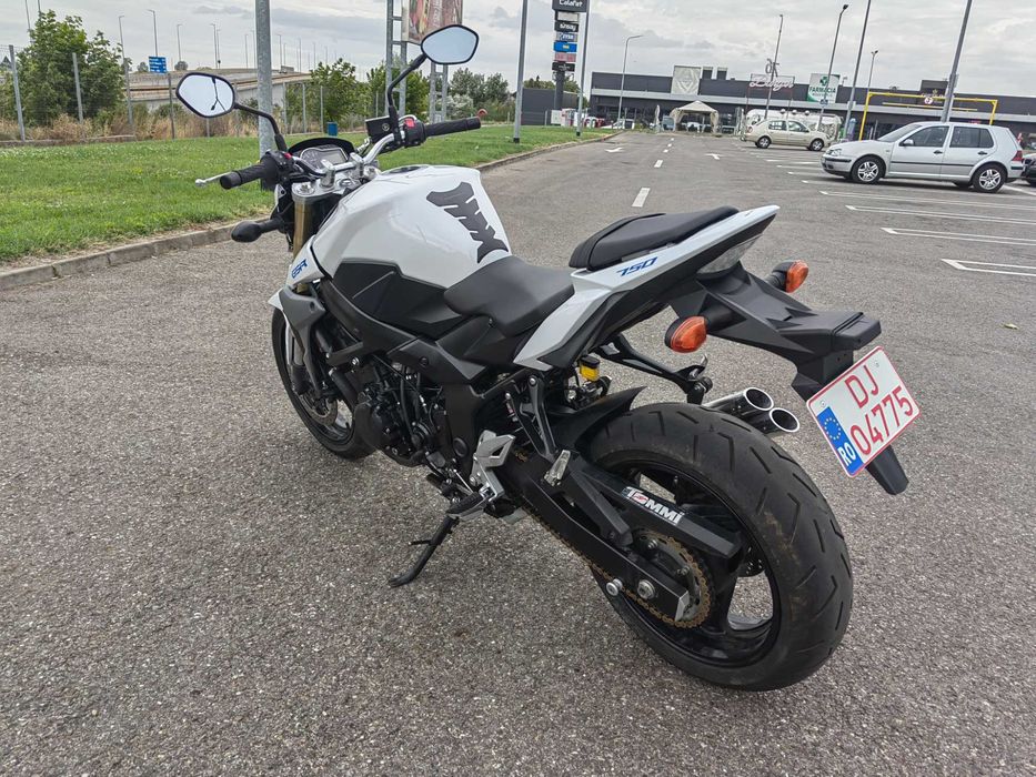 Vând sau schimb Suzuki Gsr 750