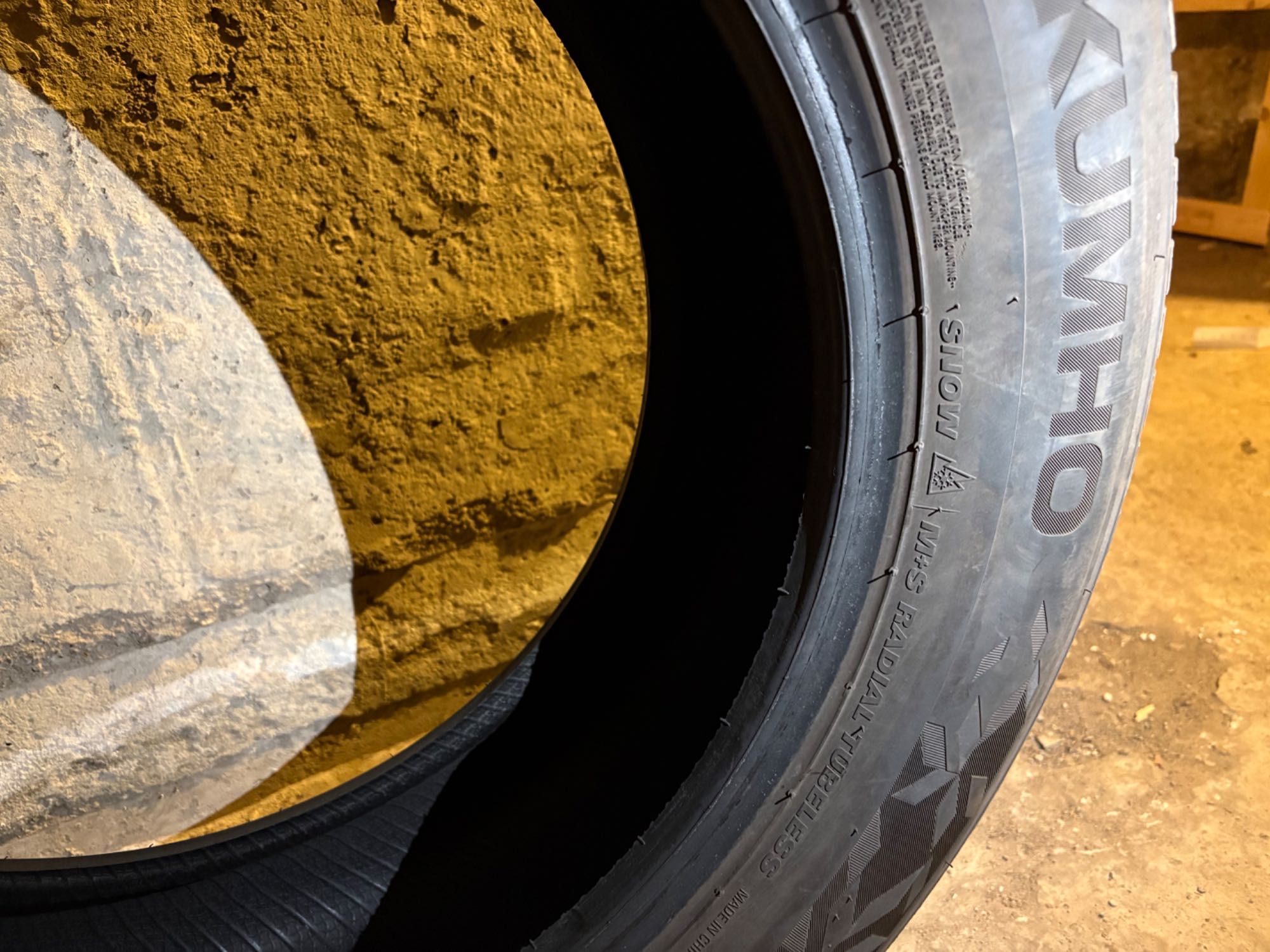 Почти нови ЗИМНИ гуми Kumho 225/65/17