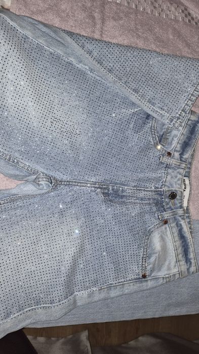 Чисто нови дамски дънки с камъни BERSHKA